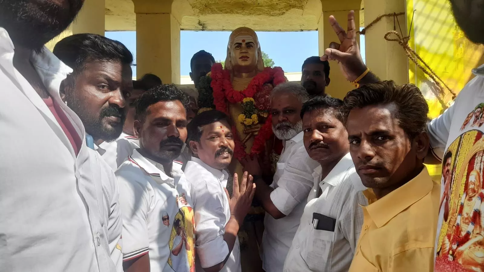 அதிமுக சார்பில் தேவர் சிலைக்கு மரியாதை செய்யப்பட்டது. அதிமுக சார்பில் தேவர் சிலைக்கு மரியாதை செய்யப்பட்டது.